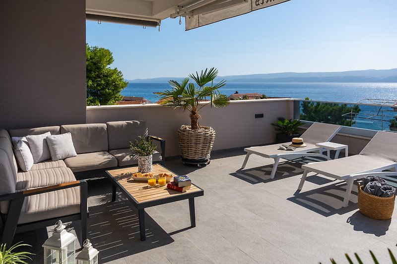 Eine Terrasse mit Lounge-Sitzgelegenheiten, 6 Liegestühlen und einem privaten Swimmingpool