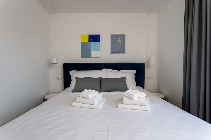 Schlafzimmer Nr. 1 mit Kingsize-Bett 180 x 200 cm, Klimaanlage, TV und Blick auf die Hügel.