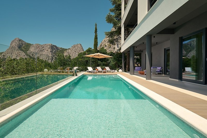 It offers a private and heated swimming pool with the no-Chlorine system