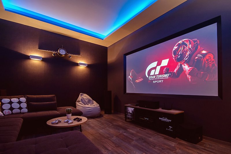 Kinoraum mit riesigem Sofa, Lazy Bags, kostenfreiem WLAN, PS4, Netflix und mehr