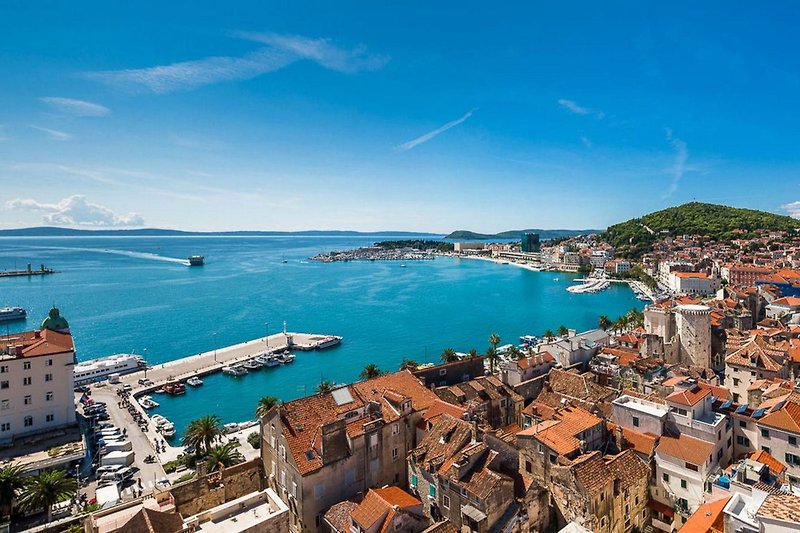 Die berühmte Stadt Split mit vielen historischen Sehenswürdigkeiten liegt 8 km von der Unterkunft entfernt