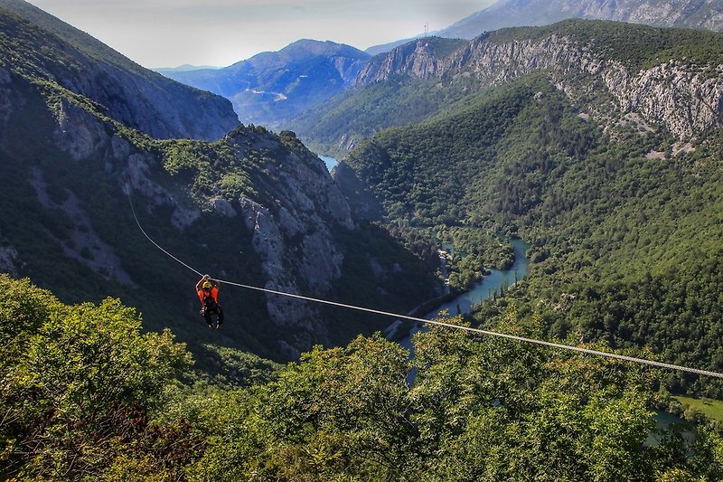 Seilrutsche über dem Fluss Cetina, eine von vielen Aktivitäten, die Sie ausprobieren können, 6 km entfernt