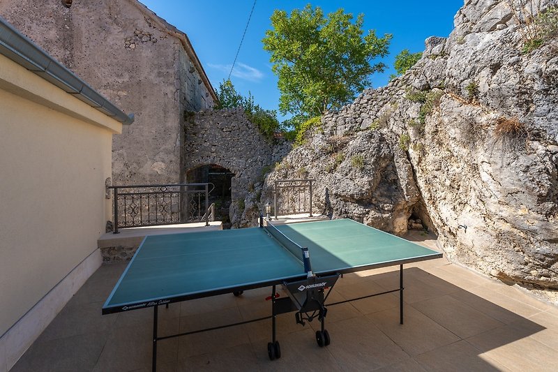 Outdoor with ping pong table
