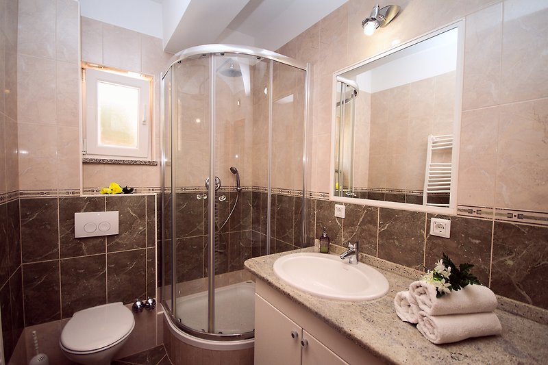 Eines der 6 Familienbadezimmer mit Dusche