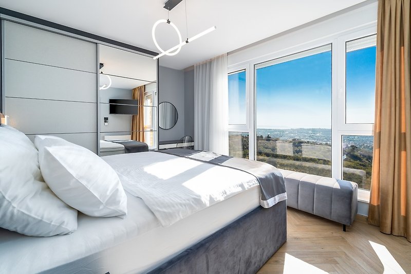 Spavaća soba br.3 (jug, s pogledom na grad Split) s bračnim krevetom 180cm x 200cm