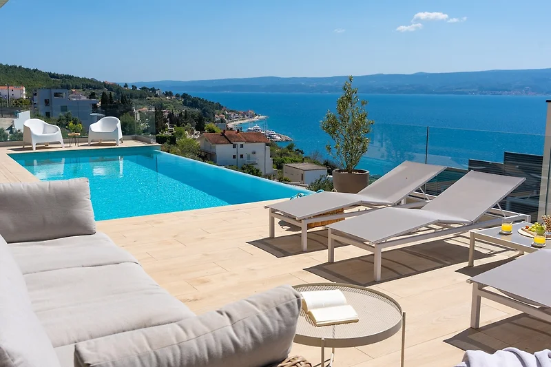 Villa mit Meerblick
Villa mit 3 Schlafzimmern, 28 m2 großem beheiztem Infinity-Pool und Gegenstromanlage