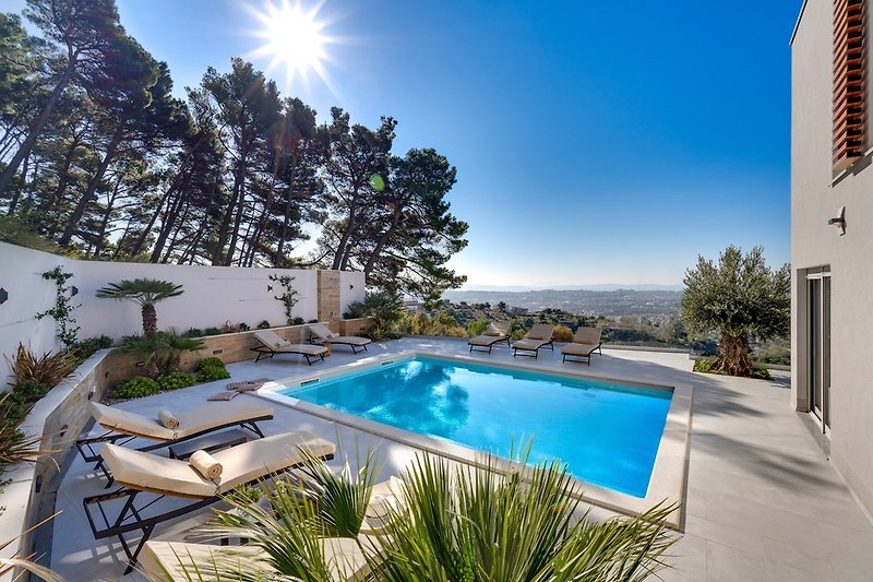 Es bietet einen 40 m² großen beheizten Pool mit Hydromassage und herrlichem Blick auf die Stadt Split