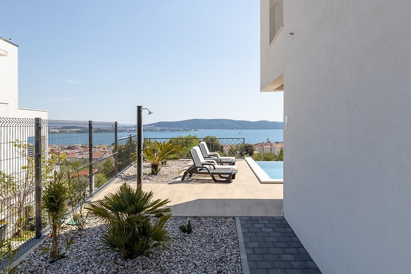 Die Villa liegt zwischen den beiden UNESCO-Welterbestädten Trogir und Split