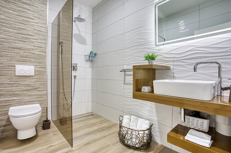 En-suite bathroom with shower in bedroom No4