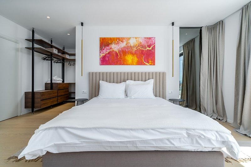 Schlafzimmer Nr. 4 bietet eine geräumige Terrasse (35 m²) mit atemberaubendem Blick auf die Adria und die Stadt Split
