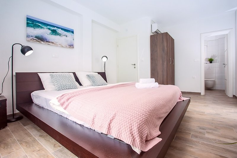 Schlafzimmer Nr. 2 Doppelbett 180x200 cm, Klimaanlage, Bad mit Dusche, Terrasse