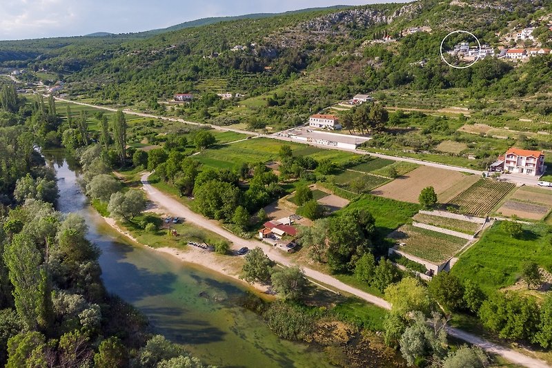 Es besteht die Möglichkeit, Wildwasser-Rafting oder Kanufahren auf dem Fluss Cetina auszuprobieren