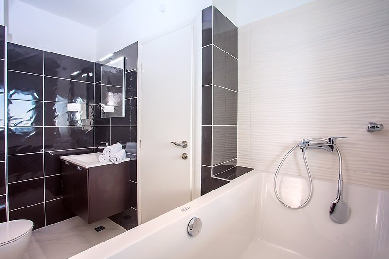 en-suite with bathtube with sea view