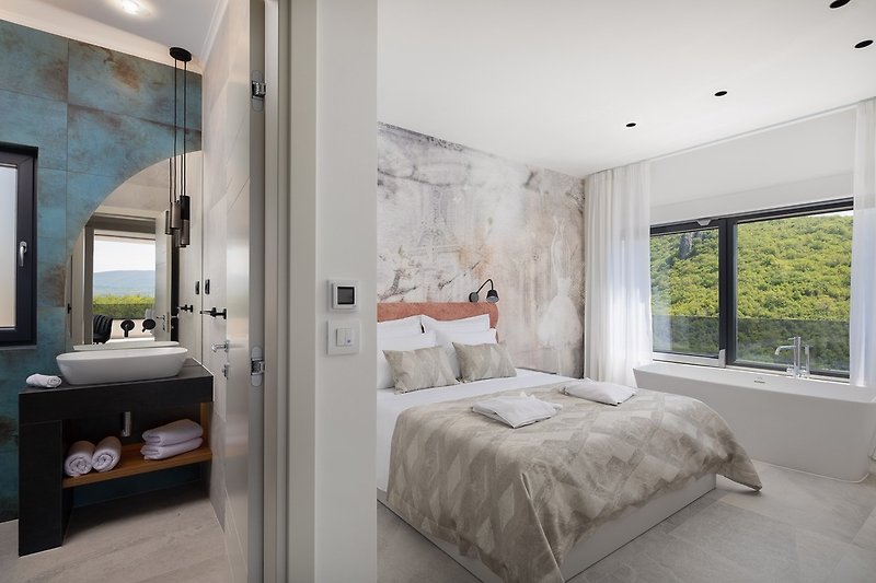 Schlafzimmer Nr. 1 (17,5 m²) mit Kingsize-Bett 180 cm x 200 cm, Klimaanlage, TV, en-suite Badezimmer (3,5 m²) mit Dusche