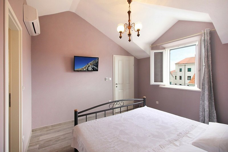 Schlafzimmer Nr. 4 (12 m2) mit einem Kingsize-Bett 180 cm x 200 cm, Klimaanlage, TV