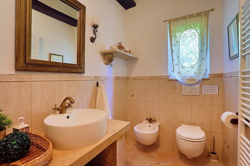 Bathroom with shower, bidet and toilet on the ground floor