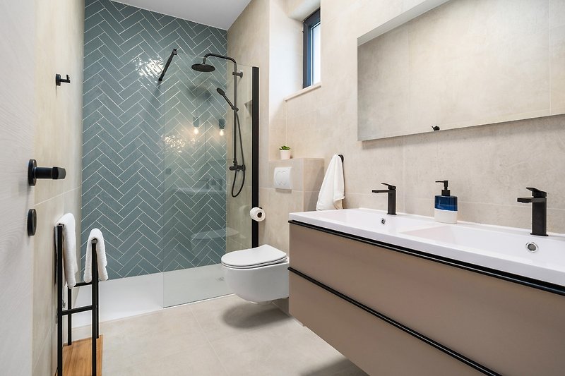 Ein Familienbadezimmer Nr. 2 (5,2 m²) mit Dusche und zwei Waschbecken