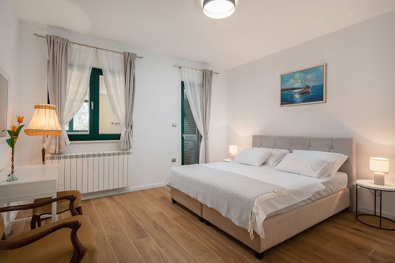 Schlafzimmer Nr. 1 mit einem Doppelbett 180 cm x 200 cm, Klimaanlage und einem Ausgang zur Terrasse mit Billard