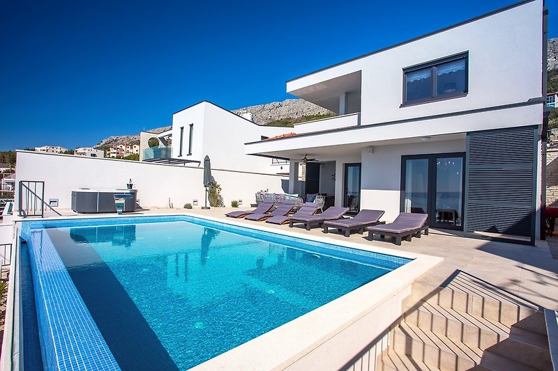 Private, heated, infinity 32 sqm pool, jacuzzi and table tennis next to it