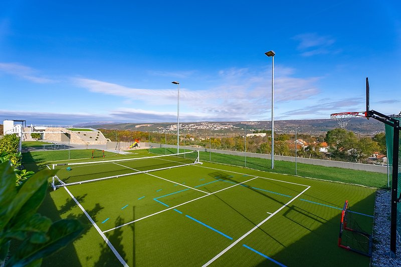Multi-Court (Mini-Fußball-, Tennis- und Basketballplatz) mit Balltor und Korb
