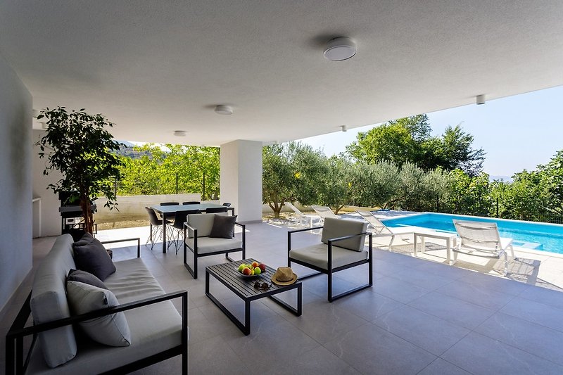 Geräumige Villa mit 9m x 4,5m Pool mit Hydromassage, Tischtennis, voll klimatisiert, kostenloses WLAN