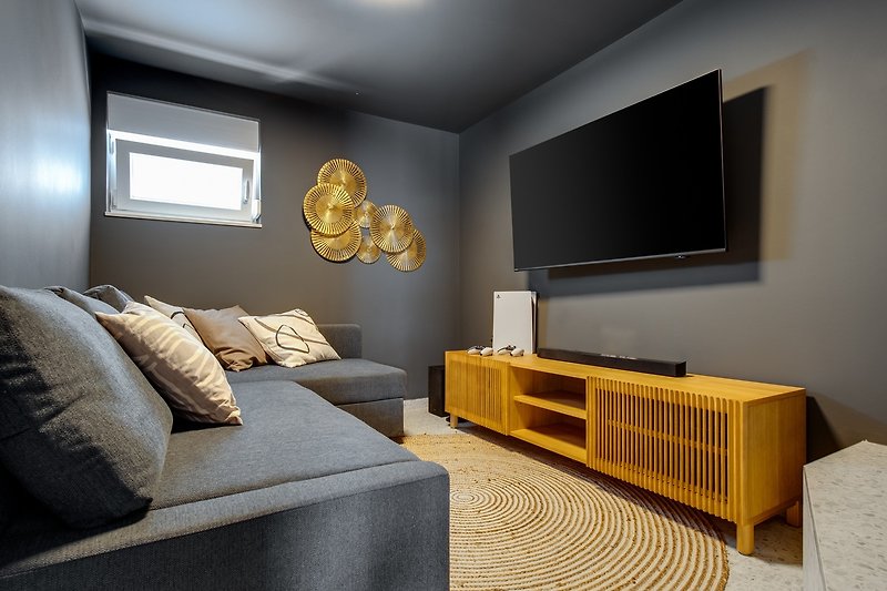 Medienraum (7,6 m2) mit Sofa, Fernseher, PlayStation 5, Klimaanlage und kostenlosem Starlink-Internet (WLAN)