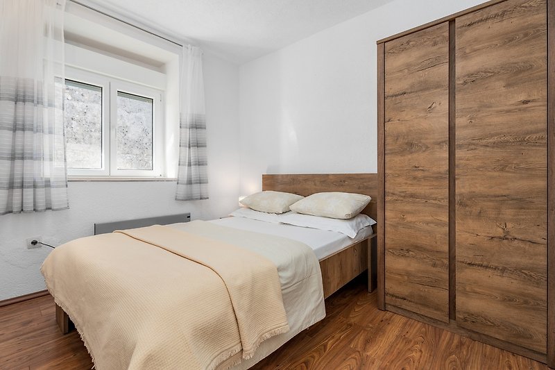 Ein Schlafzimmer Nr. 3 mit einem Queensize-Bett 160 cm x 200 cm