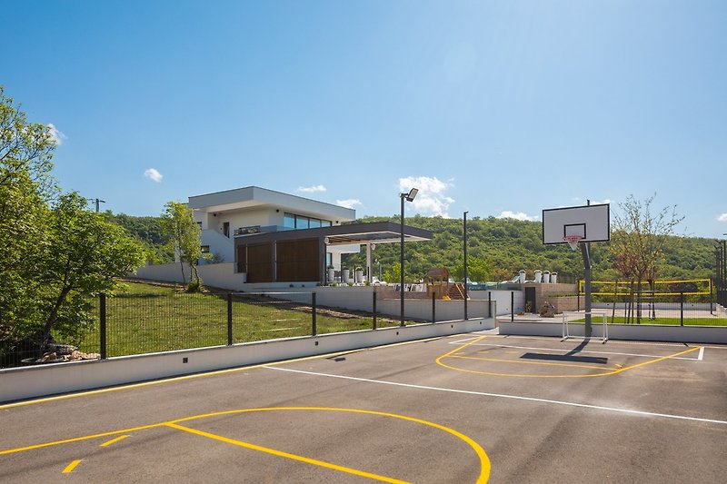 Ein Basketballplatz und ein Volleyball-Sandplatz, um Ihre sportlichen Fähigkeiten zu zeigen