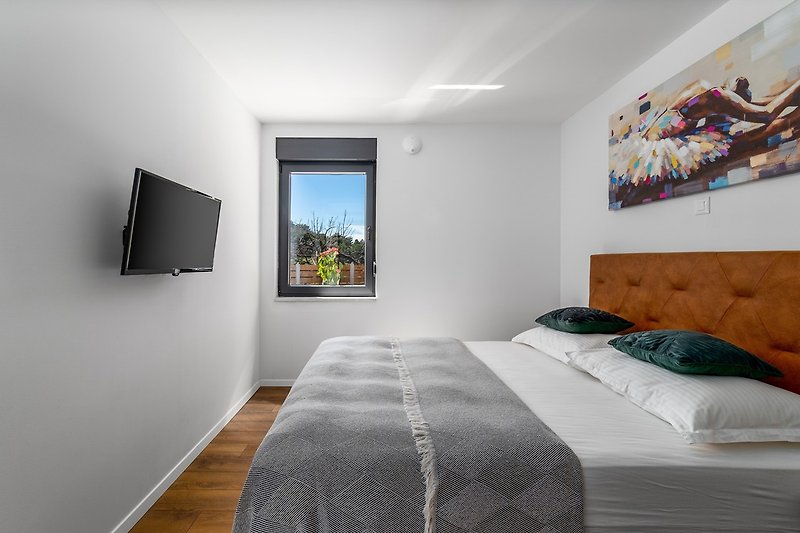 Schlafzimmer Nr. 3 mit Doppelbett 160 cm x 200 cm, Fernseher, Klimaanlage und Blick auf den Pool