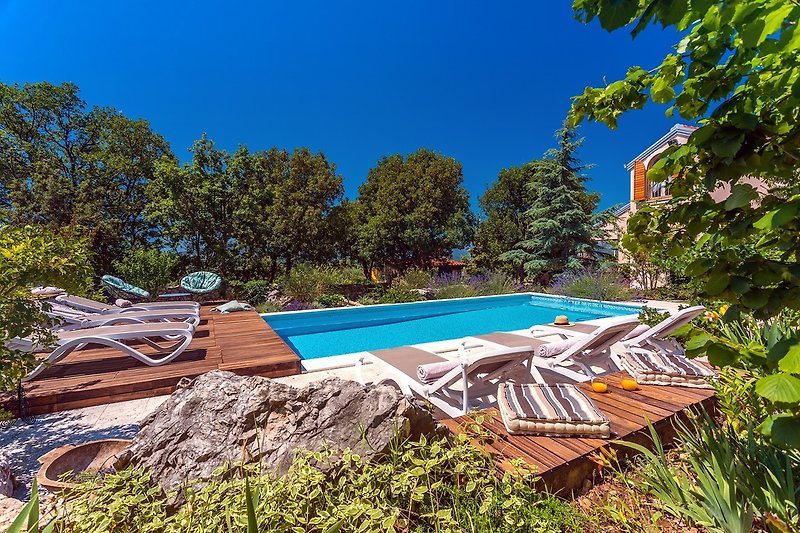 Heated pool with 6 deck chairs and 2 relaxing chairs