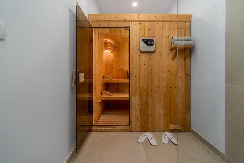 Die erste Etage bietet auch eine finnische Sauna für eine vollständige Entspannung