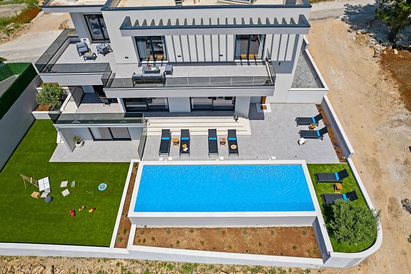 Villa mit 4 Schlafzimmern, 44 m2 großer privater Pool, Billard, Tischtennis, PS5, Blick auf die Stadt Split