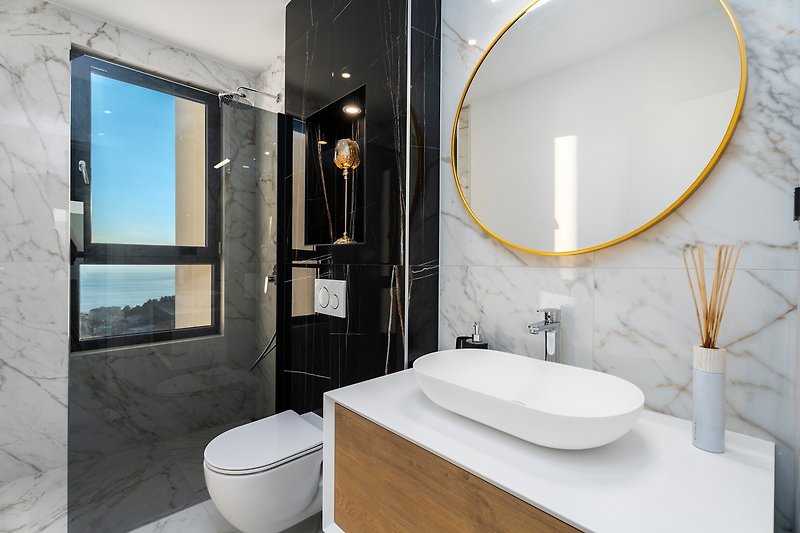 En-suite Badezimmer mit Dusche und herrlichem Meerblick.