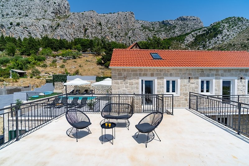 Additional terrace with lounge corner (South orientation), a perfect spot for evenings enjoying a nice glass of Croatian vine