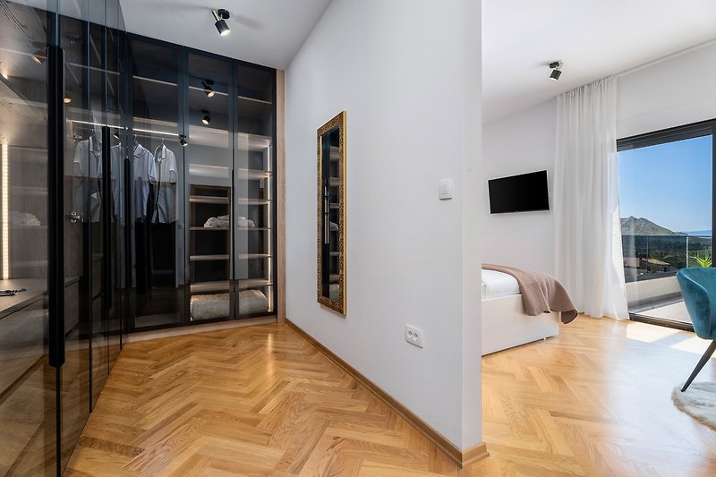 Schlafzimmer Nr. 2 (24,75 m2) mit einem Kingsize-Bett (180 cm x 200 cm), einem Fernseher, einer Klimaanlage