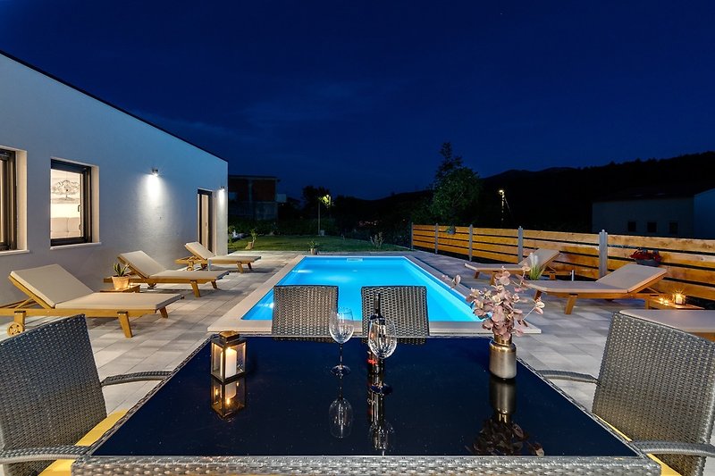 Privater Swimmingpool mit 6 Liegestühlen, Essbereich im Freien mit Grill