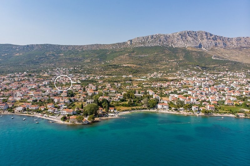 Villa is located exactly between town Split (15km) and town Trogir (14km).