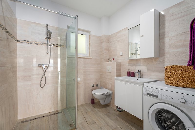 Familienbadezimmer (4,5 m2) mit Dusche und Waschmaschine