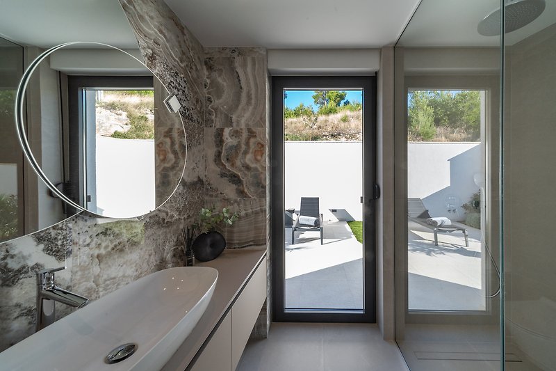 En-suite bathroom with a shower (6.4 sqm) with glass door /exit to the terrace