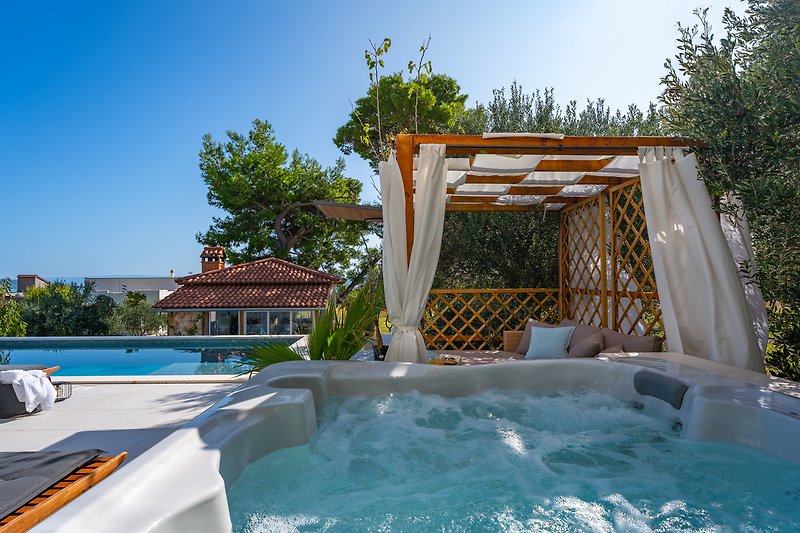 Exclusively for you a private 40 sqm swimming pool and a jacuzzi (Hot-Tub) next to it