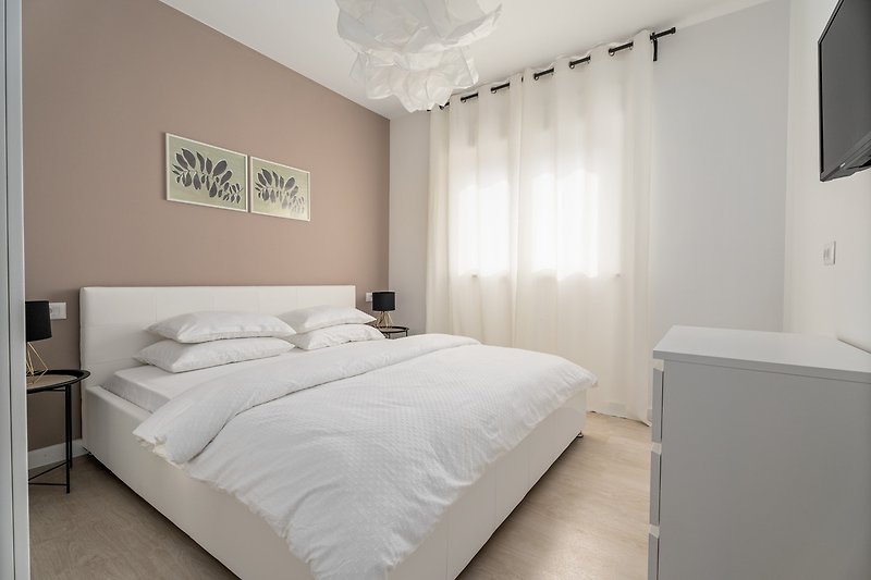 Schlafzimmer Nr. 4 (10,8 m2) mit Kingsize-Bett 180 cm x 200 cm.