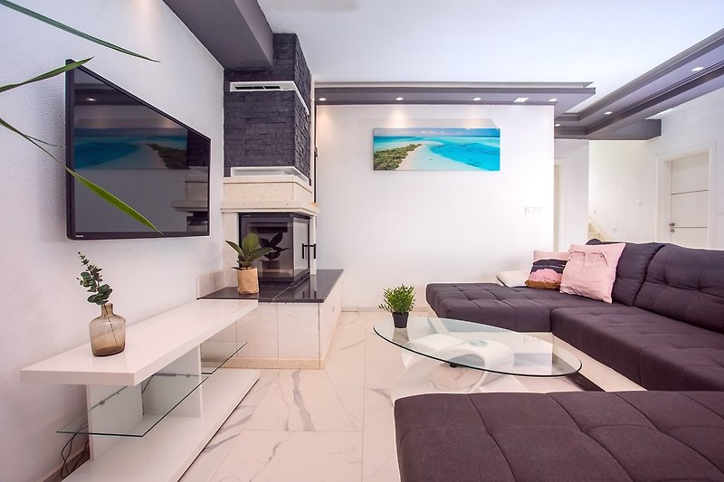 Salon i jadalnia z klimatyzacją, Smart TV, darmowym WiFi, sofą do spania.