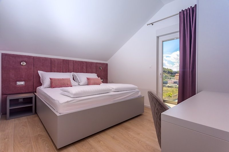 Schlafzimmer Nr. 2 mit Kingsize-Bett 180 cm x 200 cm, Klimaanlage, Bad (2. Stock)