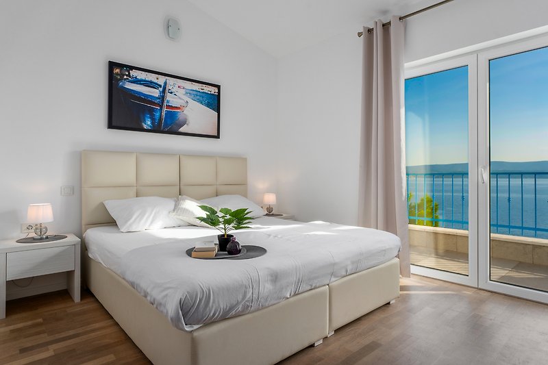 Schlafzimmer Nr. 2 (17 m2) mit einem Kingsize-Bett (180 cm x 200 cm), Klimaanlage und Fernseher