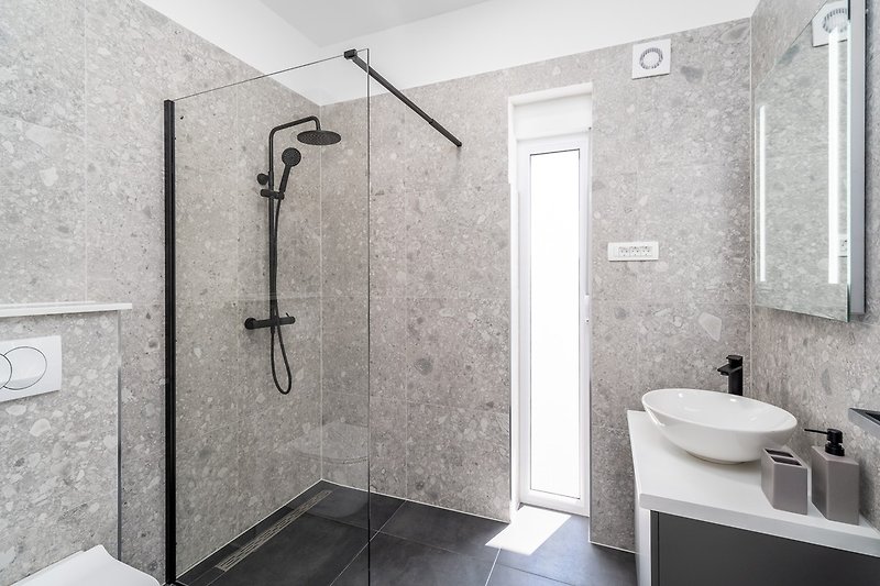En-suite Badezimmer mit Dusche