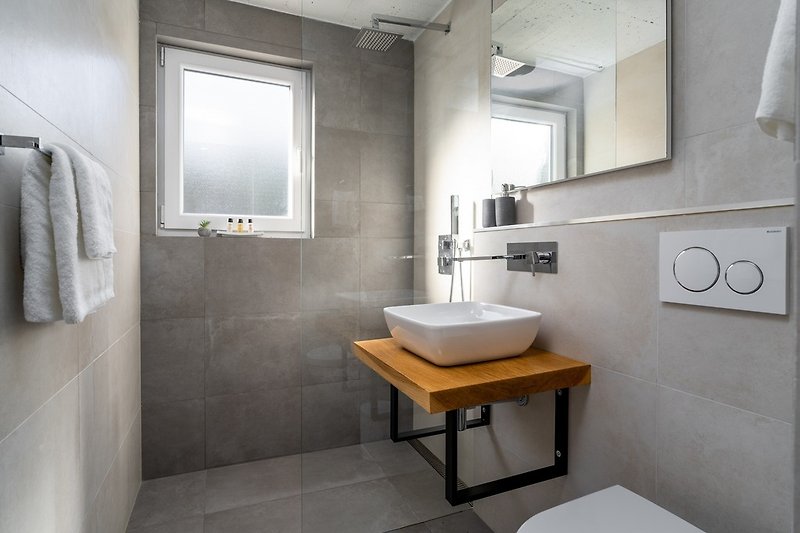 En-suite bathroom with a shower (3,5sqm).