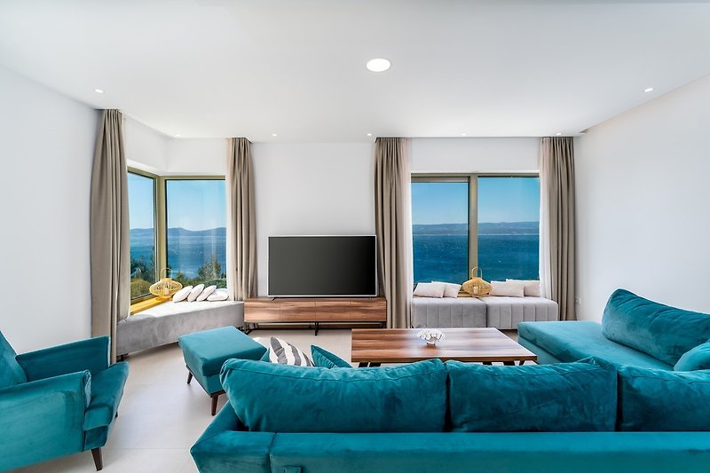 Das Wohnzimmer bietet einen Flachbild-TV, kostenloses WLAN, Klimaanlage und einen atemberaubenden Meerblick