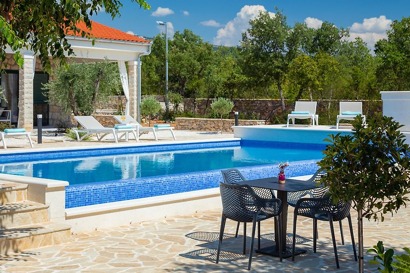 Enjoy your holiday next to the infinity and heated 50m2 pool