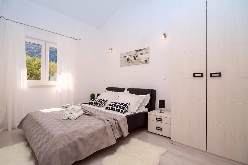 Schlafzimmer Nr.2 mit einem Queen-Size-Doppelbett.