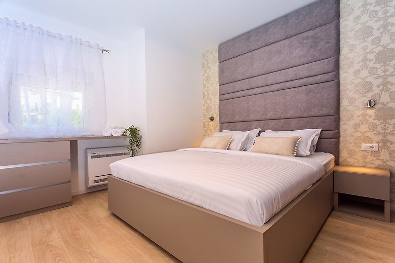 Bedroom No4 with King size bed 180cmx200cm, A/C, ensuite (first floor)